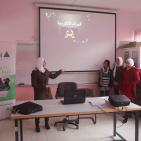 طالبات يعرضن مبادرة حول مخاطر وسائل التواصل الاجتماعي