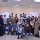 طالبات يعرضن مبادرة حول مخاطر وسائل التواصل الاجتماعي