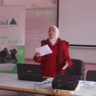 طالبات يعرضن مبادرة حول مخاطر وسائل التواصل الاجتماعي