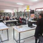 طالبات يعرضن مبادرة حول مخاطر وسائل التواصل الاجتماعي