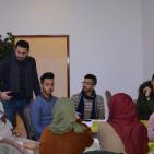 طالبات يعرضن مبادرة حول مخاطر وسائل التواصل الاجتماعي