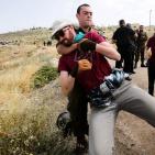 الاحتلال يعتقل متضامنين أجانب بالخليل بعد الاعتداء عليهم