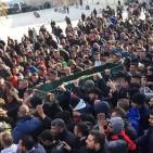 شاهد.. آلاف الفلسطينيين يشيعون جثمان الطفل أبو ارميلة في المسجد الأقصى