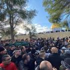 شاهد.. آلاف الفلسطينيين يشيعون جثمان الطفل أبو ارميلة في المسجد الأقصى