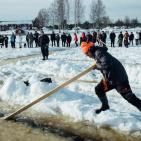 بالصور.. محاولة لإطلاق أكبر جولة مرح جليدية في العالم