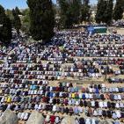 70 ألف مصلٍ يؤدون الجمعة اليتيمة من رمضان في الأقصى