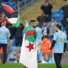 بالصور.. النجم رياض محرز يرفع علم فلسطين في بريطانيا