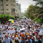 صور: الآلاف يتظاهرون في غزة للمطالبة برحيل مدير عمليات الأونروا