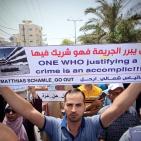 صور: الآلاف يتظاهرون في غزة للمطالبة برحيل مدير عمليات الأونروا