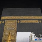 بالصور.. رفع كسوة الكعبة استعدادا لموسم الحج