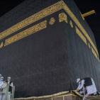 بالصور.. رفع كسوة الكعبة استعدادا لموسم الحج
