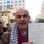 فرحة المواطنين باستلامهم أوراق لم الشمل في غزة