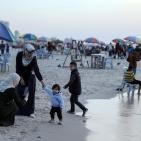 الحياة اليومية على شاطيء بحر مدينة غزة