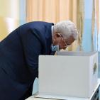 شاهد: الرئيس عباس يدلي بصوته في الانتخابات المحلية