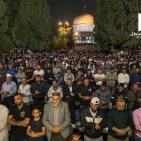 بالصور: 100 ألف مصلٍ يؤدون صلاتي العشاء والتراويح في الأقصى 