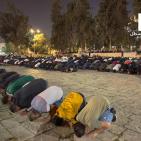 بالصور: 100 ألف مصلٍ يؤدون صلاتي العشاء والتراويح في الأقصى 