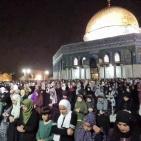 بالصور: 100 ألف مصلٍ يؤدون صلاتي العشاء والتراويح في الأقصى 