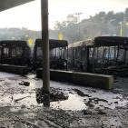 بالفيديو: حريق ضخم يلتهم 18 حافلة بالمحطة المركزية في صفد