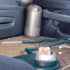 الأردن: ضبط سائق يطهو الطعام ويدخن الأرجيلة داخل مركبته