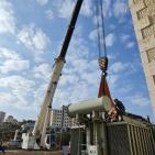 شاهد: كهرباء القدس تغير المحول الرئيسي المغذي لمناطق شمال رام الله
