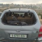 بالصور: مستوطنون يعتدون على مركبات المواطنين شرق الخليل