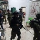 صور: الاحتلال يغلق مركز الصمود والتحدي في تل الرميدة بالخليل