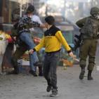 إصابات باعتداء للمستوطنين في الخليل وقوات الاحتلال تعتقل شابين