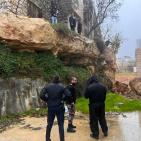صور: إخلاء منزل وإغلاقه احترازيا بعد انهيار صخري شمال الخليل