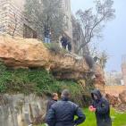 صور: إخلاء منزل وإغلاقه احترازيا بعد انهيار صخري شمال الخليل