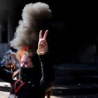 محتجون غاضبون يحطمون ويحرقون واجهات مصارف في بيروت