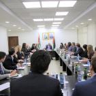 الشيخ يلتقي وفدا من مجموعة 