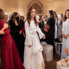 فلسطينية صممت فستان الملكة رانيا والأميرة إيمان.. من هي؟