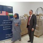 وفد ماليزي يقدم 600 طرد غذائي لقرى شمال غرب القدس