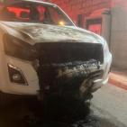 مستوطنون يحرقون سيارات ويخطون شعارات عنصرية في أبو غوش