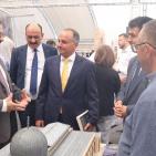 سفيرا مصر وتونس لدى فلسطين يزوران جناح ميثاق في معرض فلسطين الدولي للكتاب
