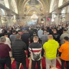 بالصور: الآلاف يؤدون فجر الجمعة في رحاب الأقصى