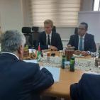 مجدلاني يلتقي بنائب المدير التنفيذي لبرنامج الأغذية العالمي لتدارس تداعيات العدوان على شعبنا وسبل إيصال المعونات الغذائية