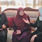 غنام تستهل تهنئة الأسرى والاسيرات المحررات بزيارة والدة الشهداء والاسرى ام 