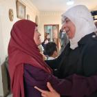 غنام تستهل تهنئة الأسرى والاسيرات المحررات بزيارة والدة الشهداء والاسرى ام 