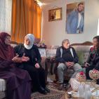 غنام تستهل تهنئة الأسرى والاسيرات المحررات بزيارة والدة الشهداء والاسرى ام 