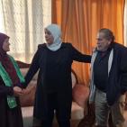 غنام تستهل تهنئة الأسرى والاسيرات المحررات بزيارة والدة الشهداء والاسرى ام 