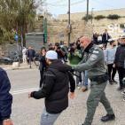 الاحتلال يعتدي على المصلين بالضرب ويعتقل طفلا عند باب الأسباط