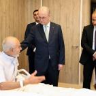 بالصور: مصطفى يعود عددا من جرحى العدوان على غزة