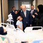 بالصور: مصطفى يعود عددا من جرحى العدوان على غزة