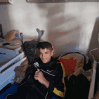 يوسف.. طفل غزي فقد والديه وشقيقيه وقدمه يحلُم بـ
