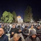 صور| الآلاف يؤدون صلاتي العشاء والتراويح في المسجد الأقصى