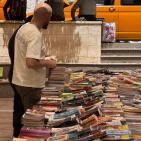 خاص| إقبال واسع على معرض الكتاب الشعبي في مركز البيرة الثقافي