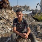 وصيتهم تقوده… ناجٍ وحيد يحارب من أجل حقه في التعليم وسط الحرب