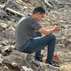 وصيتهم تقوده… ناجٍ وحيد يحارب من أجل حقه في التعليم وسط الحرب