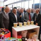 صور وفيديو| نيابة عن رئيس الوزراء.. وزير الصناعة يفتتح معرض الغذاء – فلسطين 2025